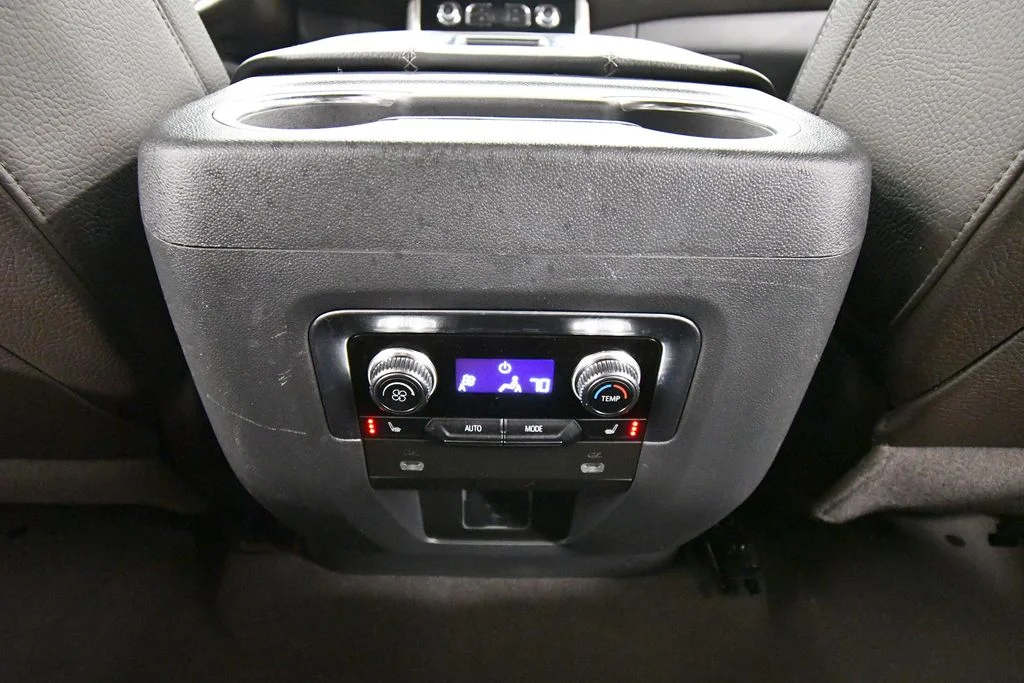 Used 2022 White GMC Denali image 16