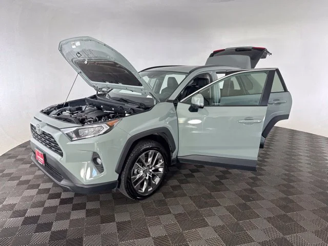 Used 2020 Gray Toyota XLE Premium image 13