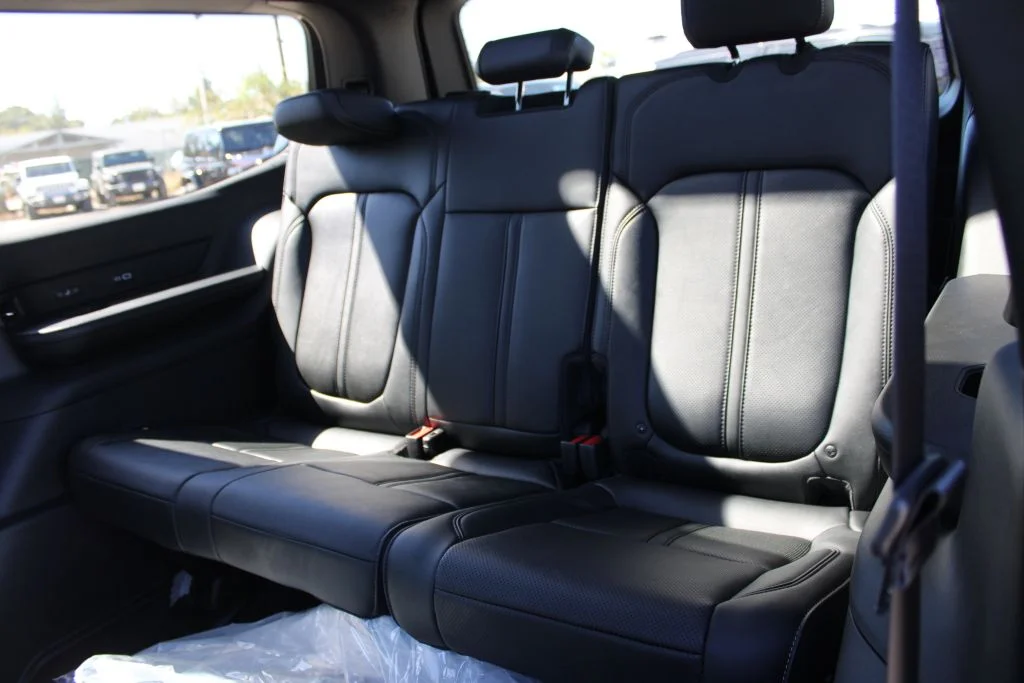 New 2026 Bright White Clear-Coat Exterior Paint Jeep Limited Reserve image 17