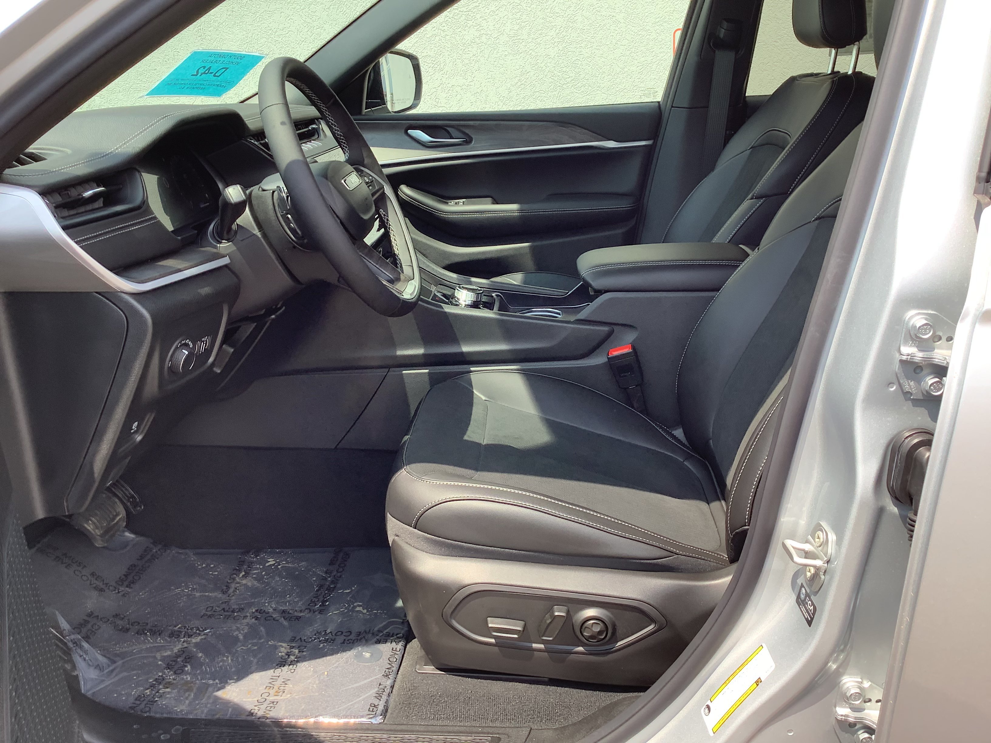 New 2026 Silver Zynith Exterior Paint Jeep Altitude image 15