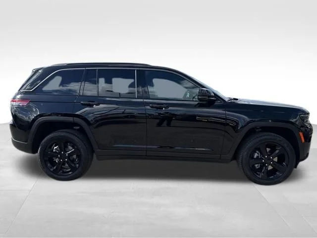 New 2026 Diamond Black Crystal Pearl-Coat Exterior Paint Jeep Limited image 8