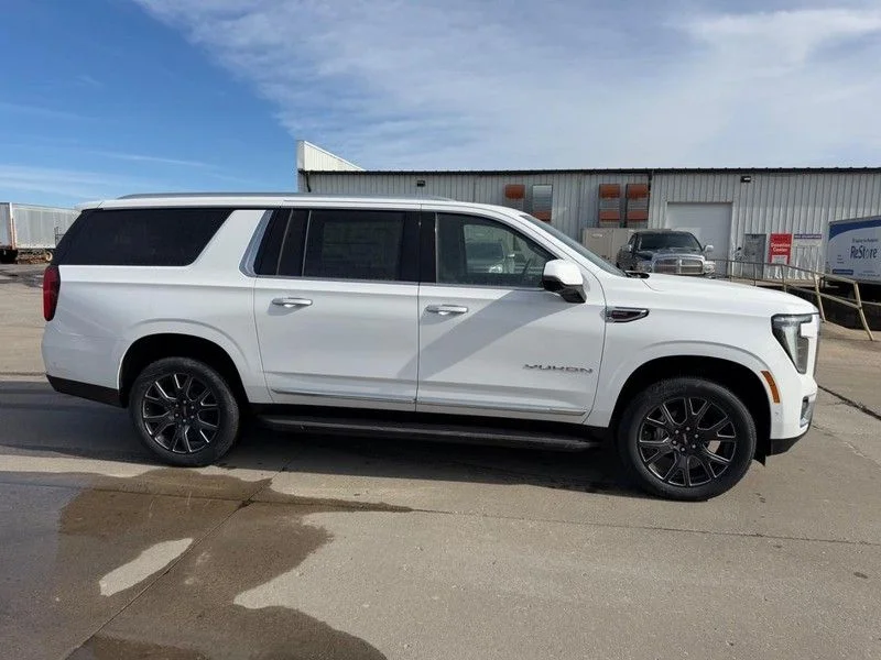 New 2026 White GMC Elevation image 7