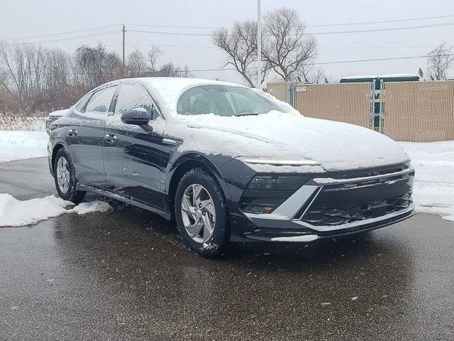 New 2026 Blue Hyundai SE image 3