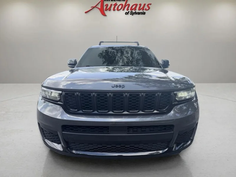Used 2022  Jeep Laredo image 2