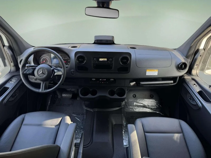 New 2025 Arctic+White Mercedes-Benz  image 2