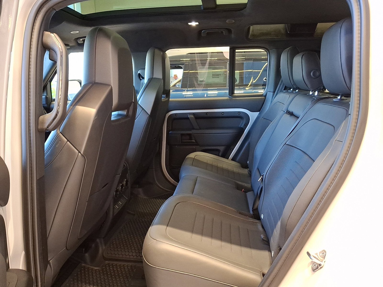 2026 Land Rover Defender OCTA - Photo 7
