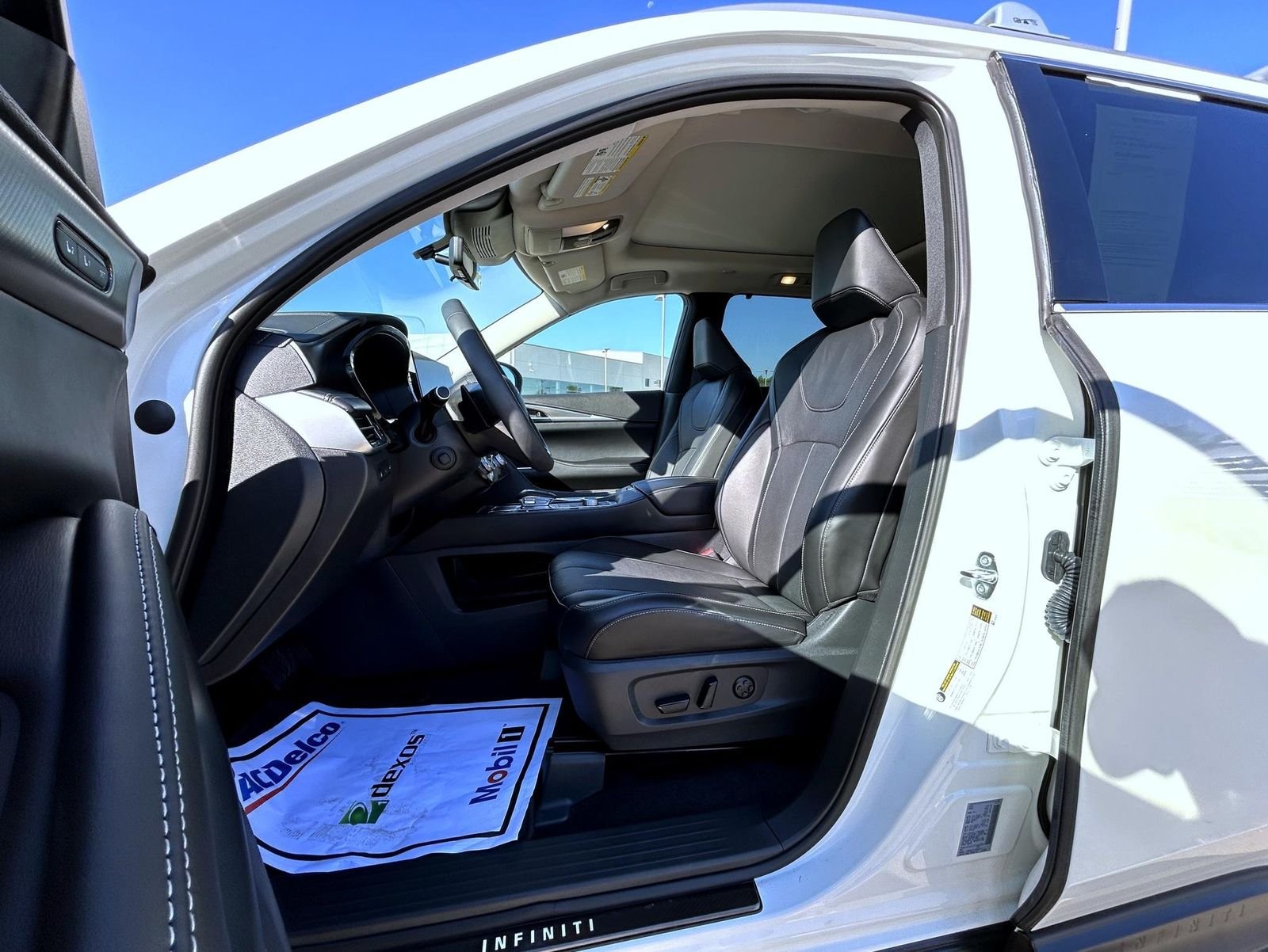 Used 2025 White INFINITI LUXE image 10