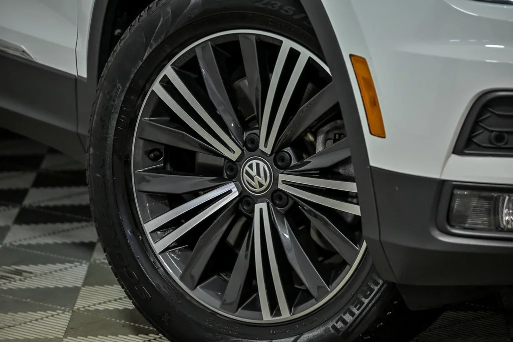 Used 2019  Volkswagen 2.0T SEL image 3