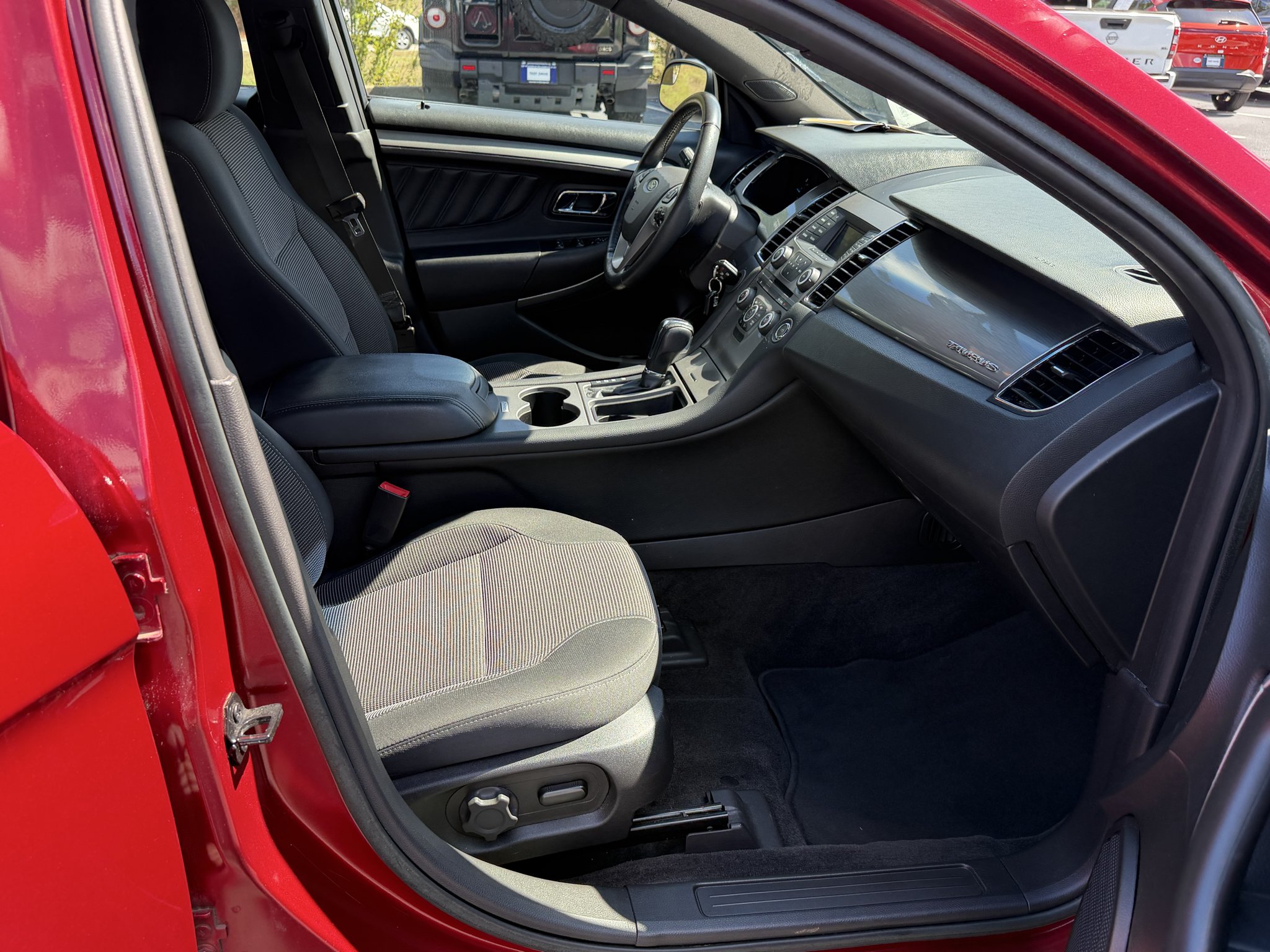 2018 Ford Taurus SEL - Photo 18