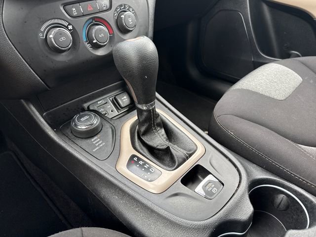 Used 2017 Billet Silver Metallic Clearcoat Jeep Sport image 27