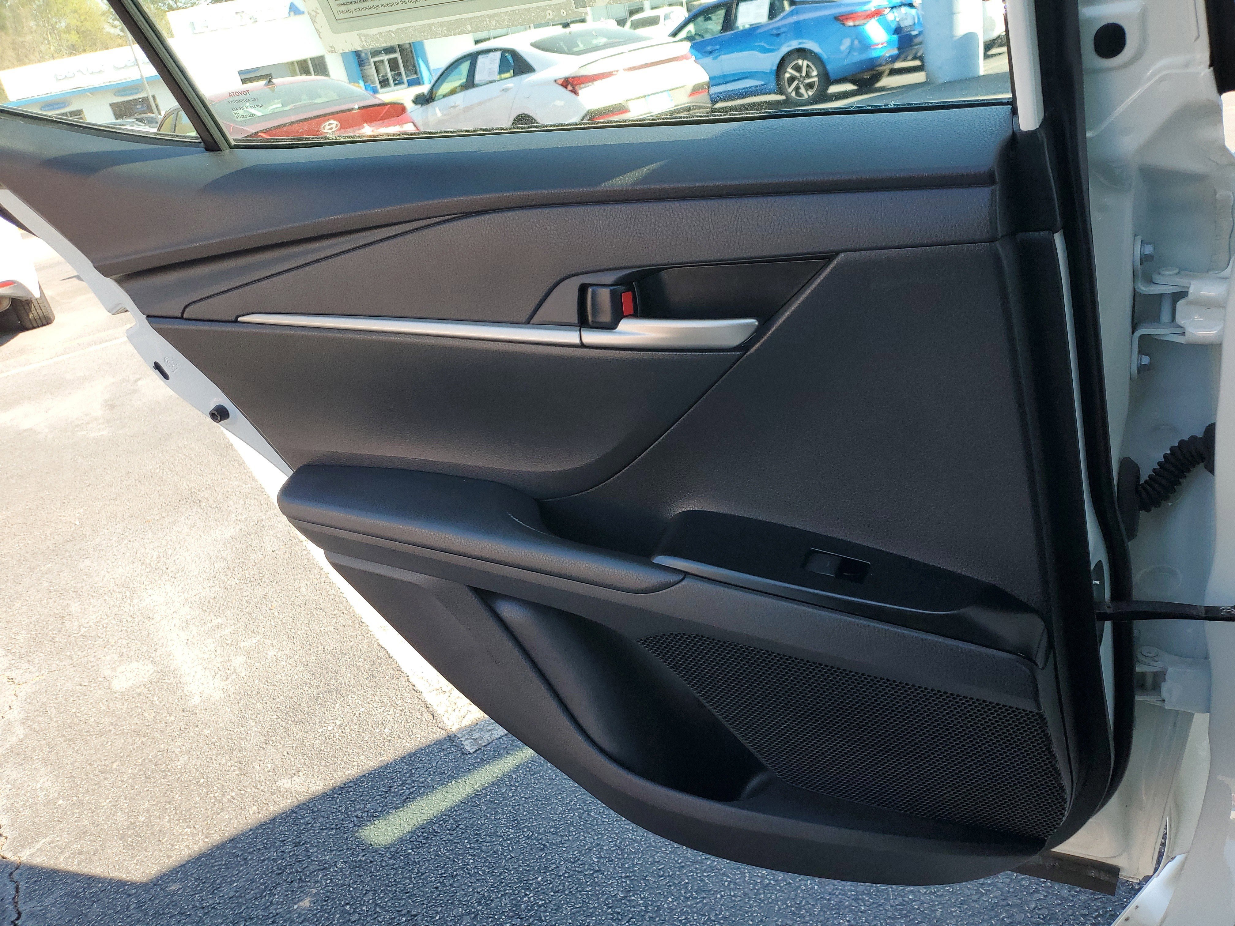 Used 2025 Ice Toyota LE image 13