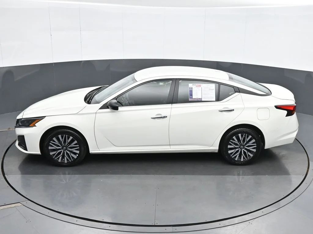 Used 2025 White Nissan 2.5 SV image 18