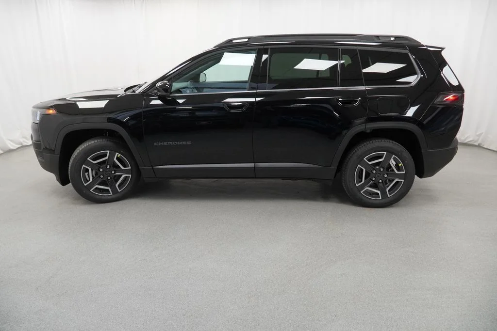 New 2026 Diamond Black Crystal Pearl-Coat Exterior Paint Jeep Limited image 14