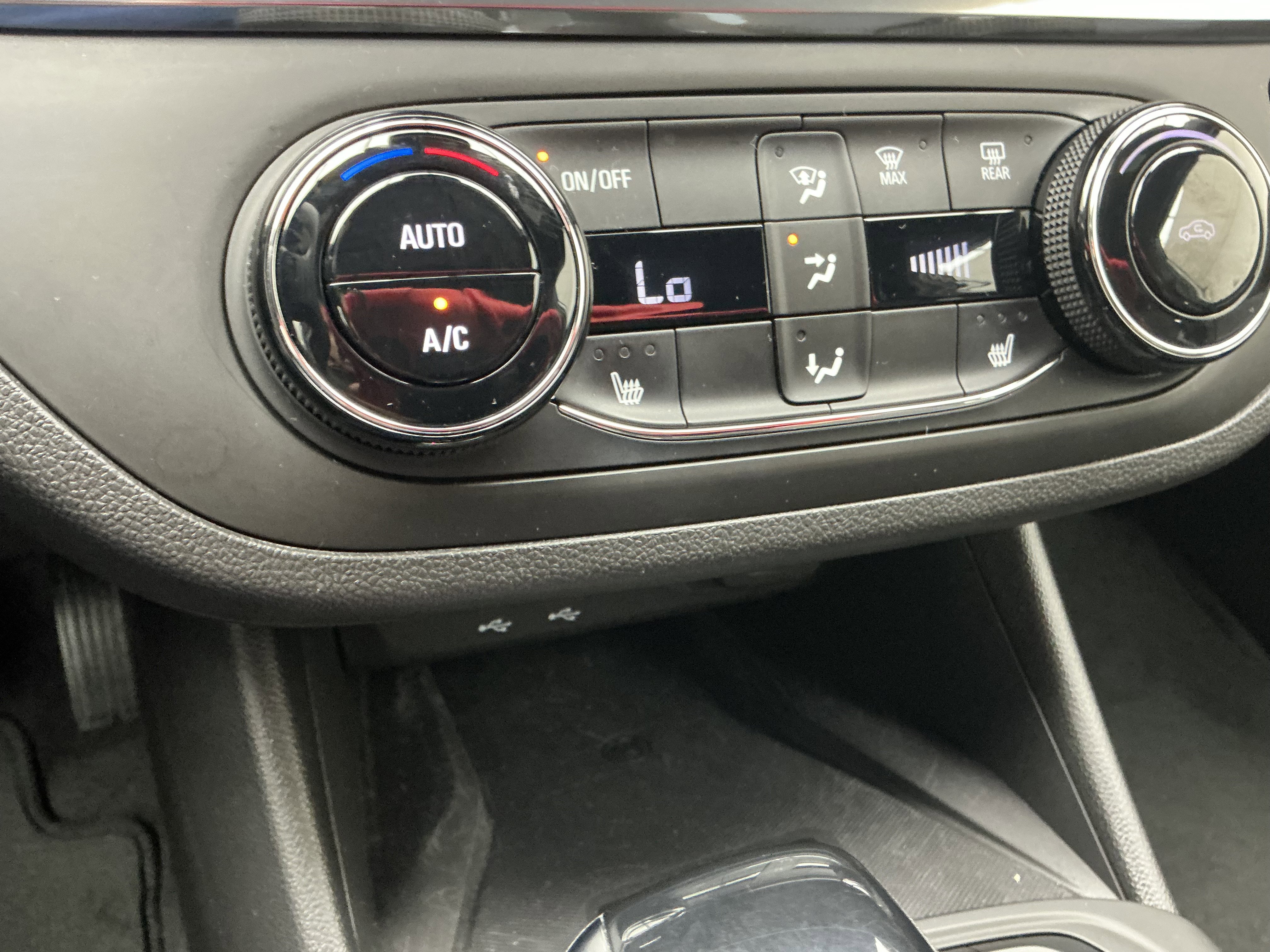 Used 2024 White Frost Tricoat Buick Preferred image 12