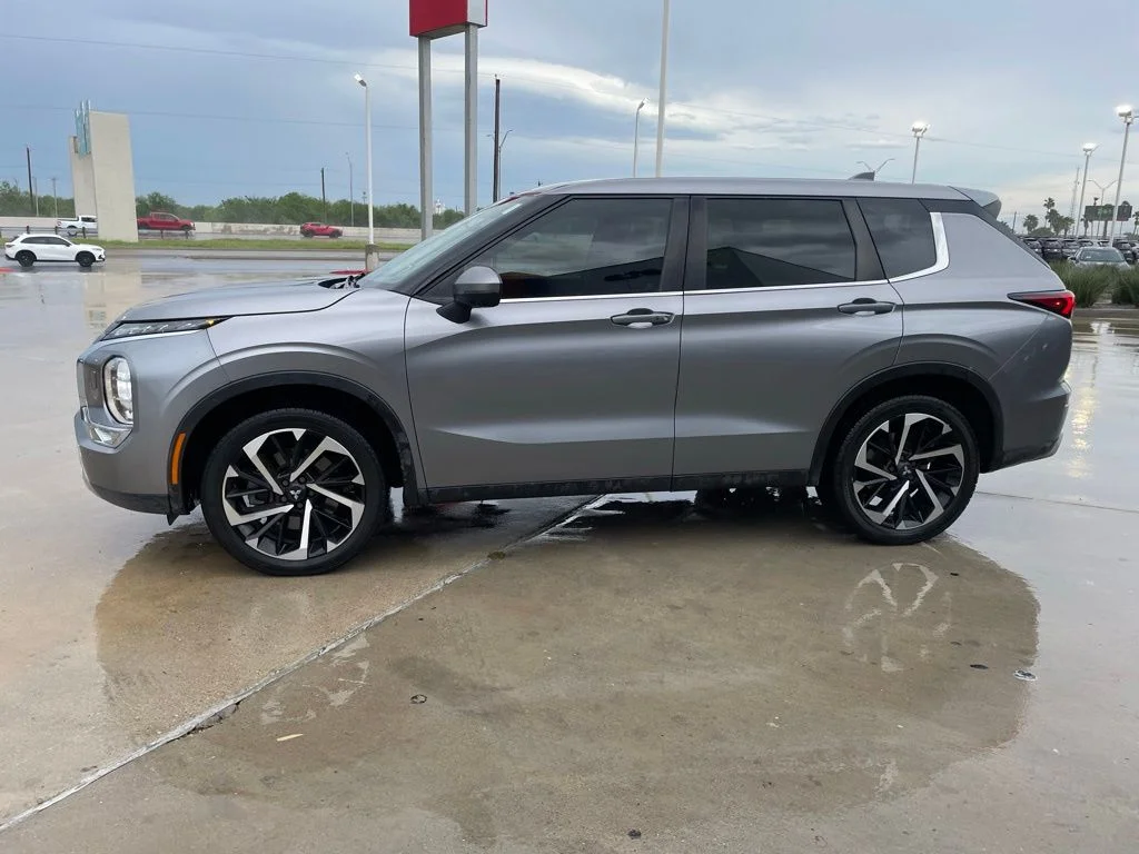 Used 2022 Gray Mitsubishi SE image 4