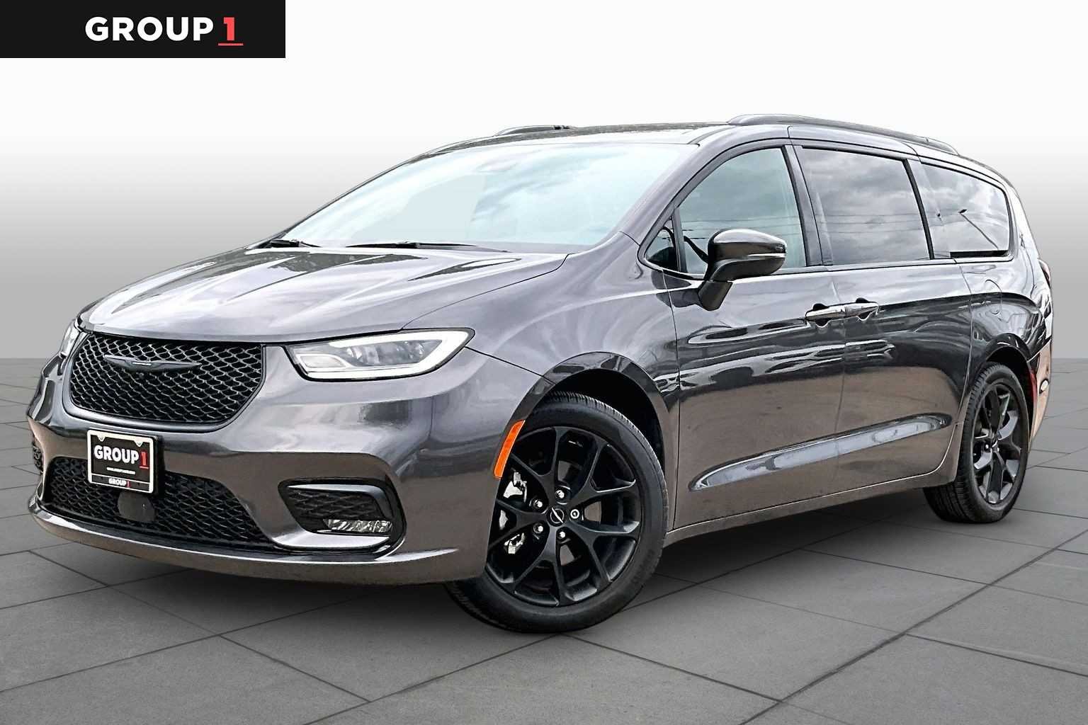 2023 Chrysler Pacifica Touring L's photo