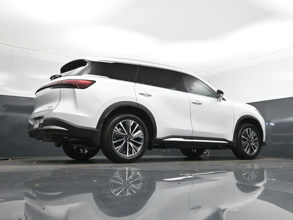 New 2026 RADIANT WHITE INFINITI Luxe FWD image 38