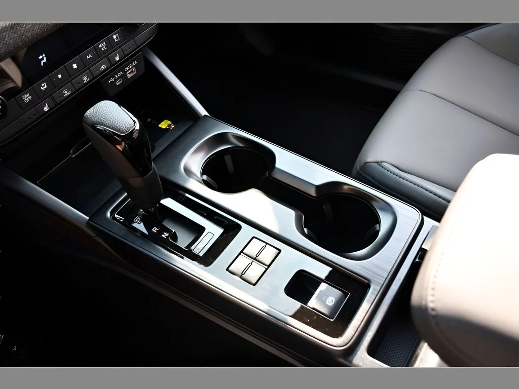 New 2026 CRYSTAL WHITE PEARL Subaru Premium image 32