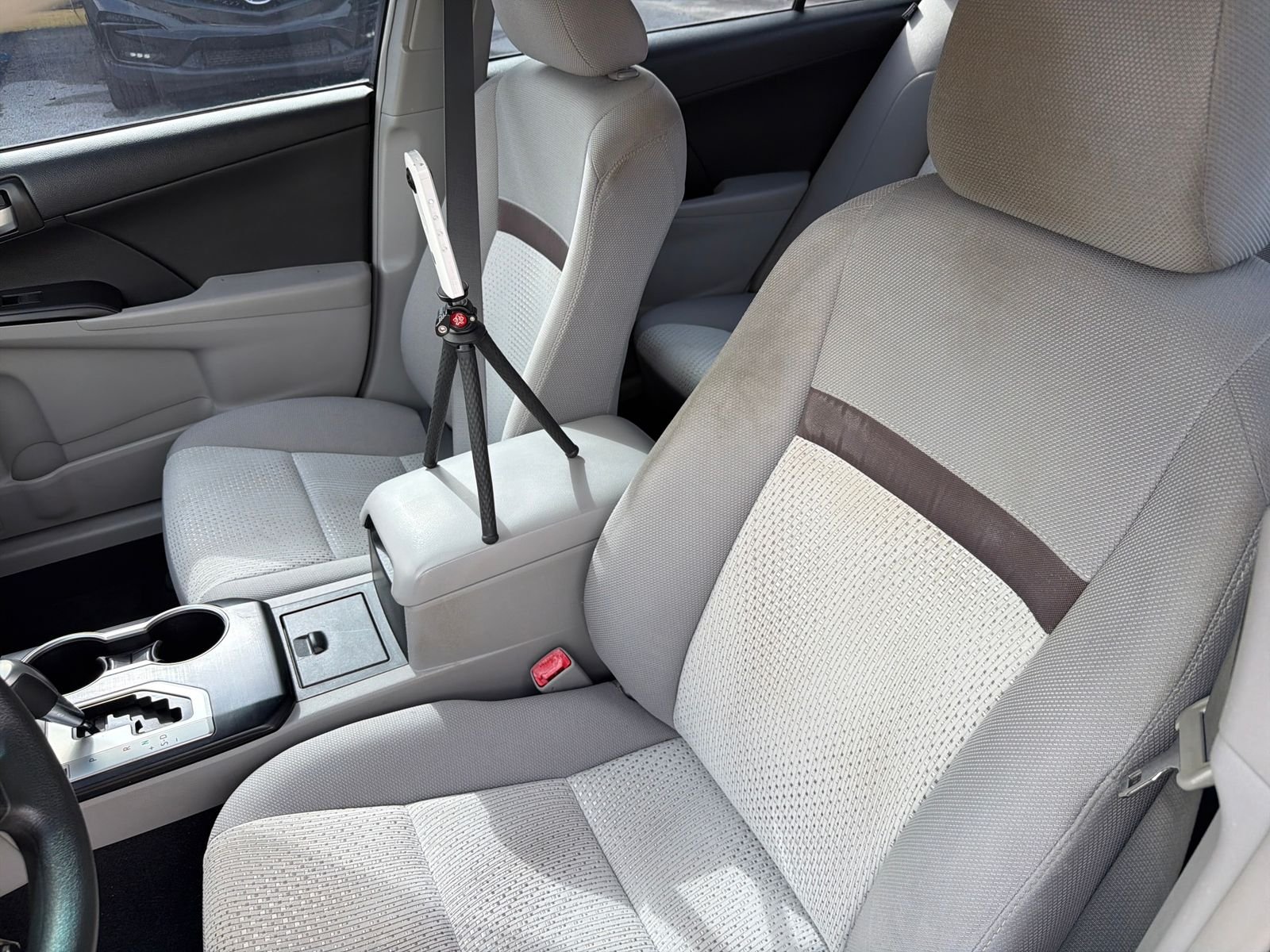 Used 2014 Silver Toyota LE image 28