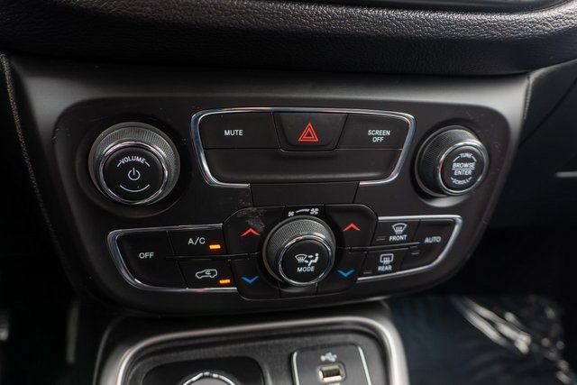 Used 2019 Black Jeep Latitude image 25