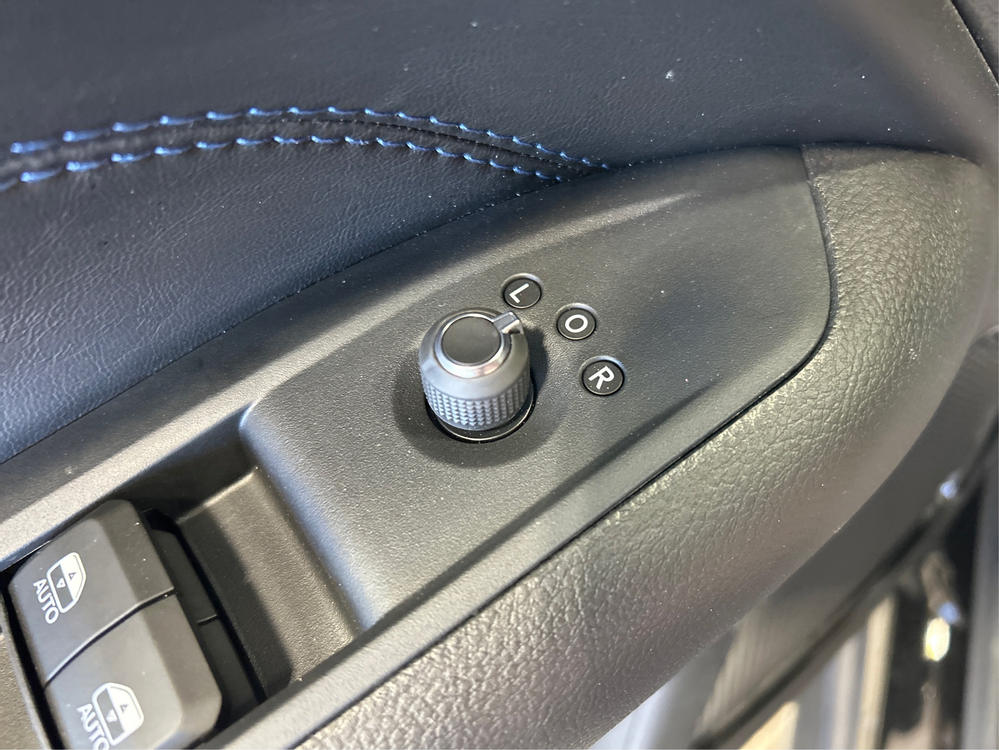 New 2026 Diamond Black Crystal Pearlcoat Jeep Latitude image 30
