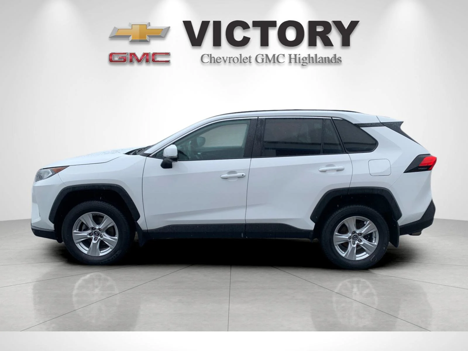Used 2019 White Toyota XLE image 6