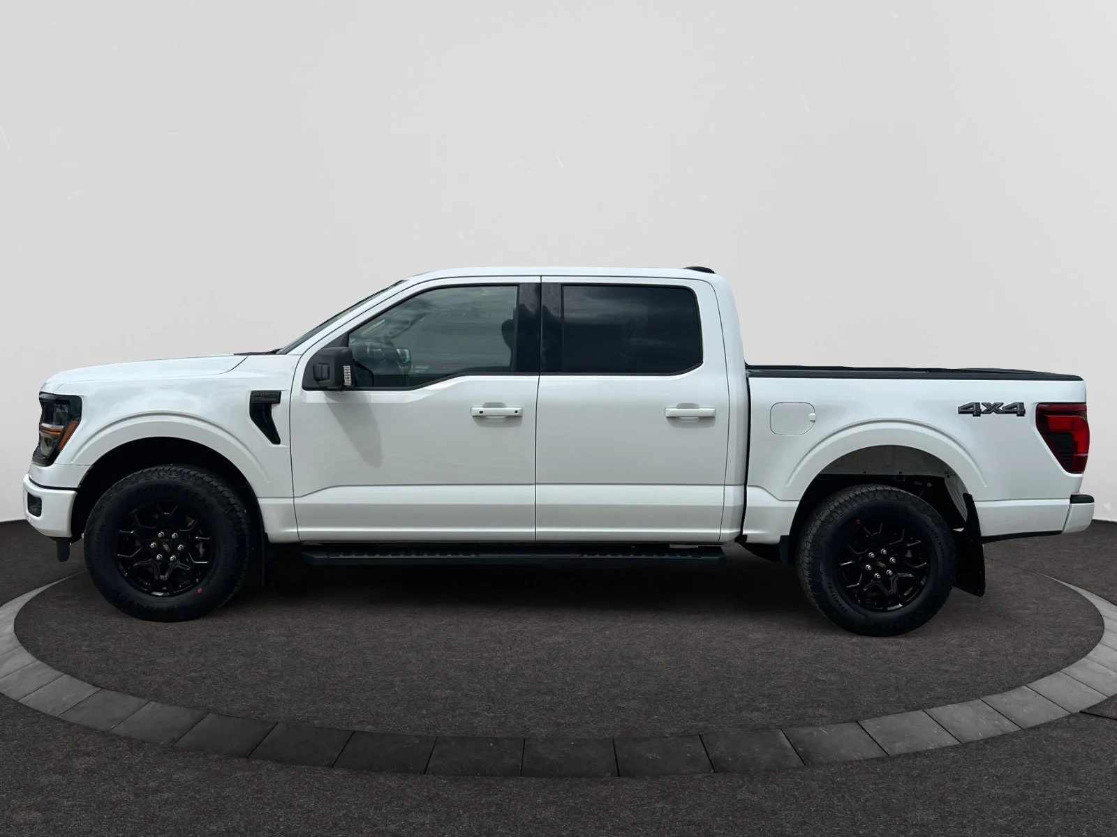 New 2026 Oxford White Ford XLT image 2
