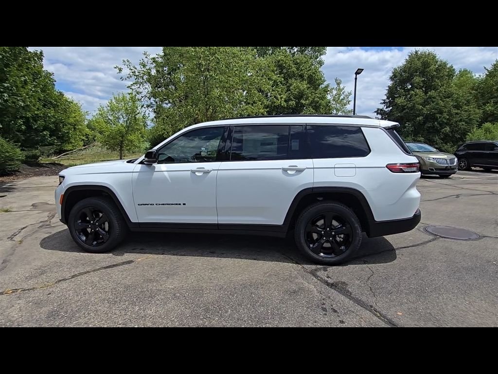 New 2026 Bright White Clear-Coat Exterior Paint Jeep Limited image 7