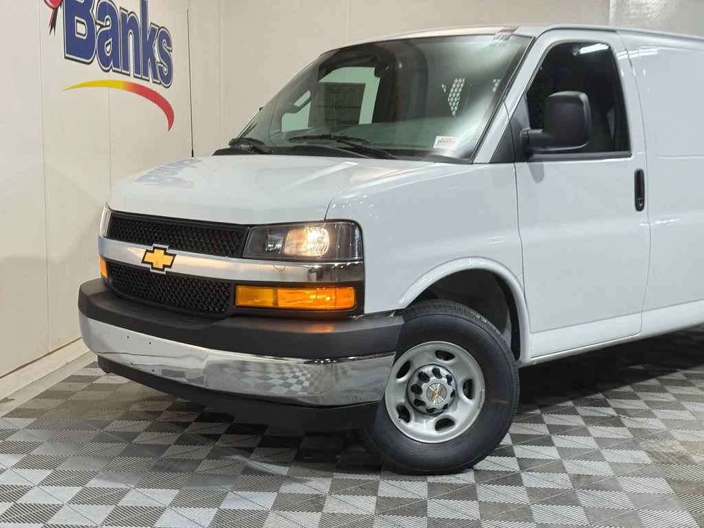 New 2026 Summit White Chevrolet WT image 3