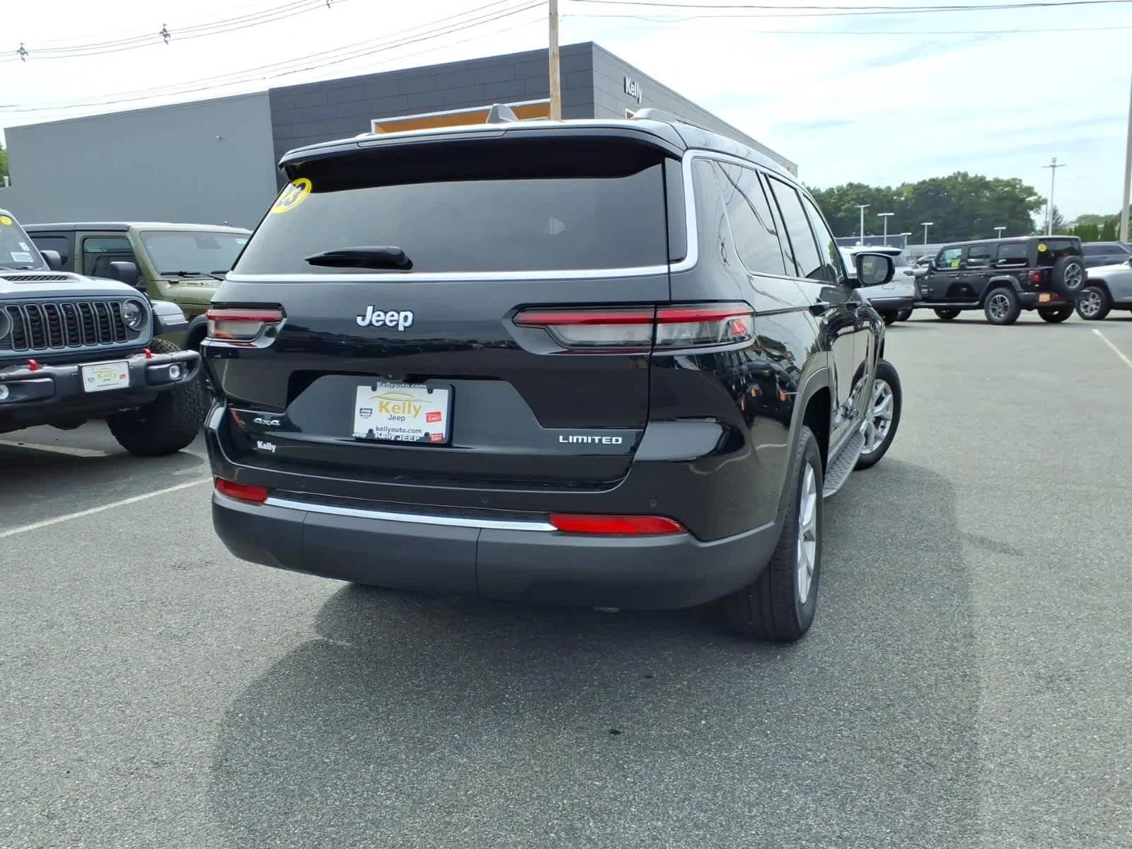 Used 2023 Diamond Black Crystal Pearlcoat Jeep Limited image 8