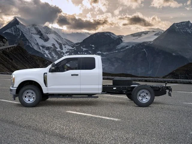 New 2026 Oxford White Ford XL image 3