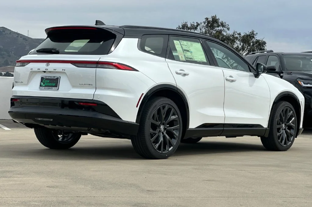 New 2026 Oxygen White with Black roof <sup>1</sup> Toyota  Limited image 4