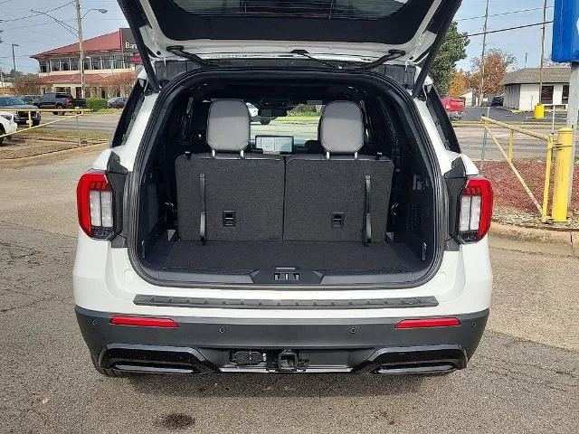New 2026 Star White Metallic Tri-Coat Ford ST-Line image 8