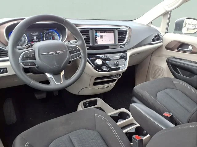 Used 2023  Chrysler LX image 5