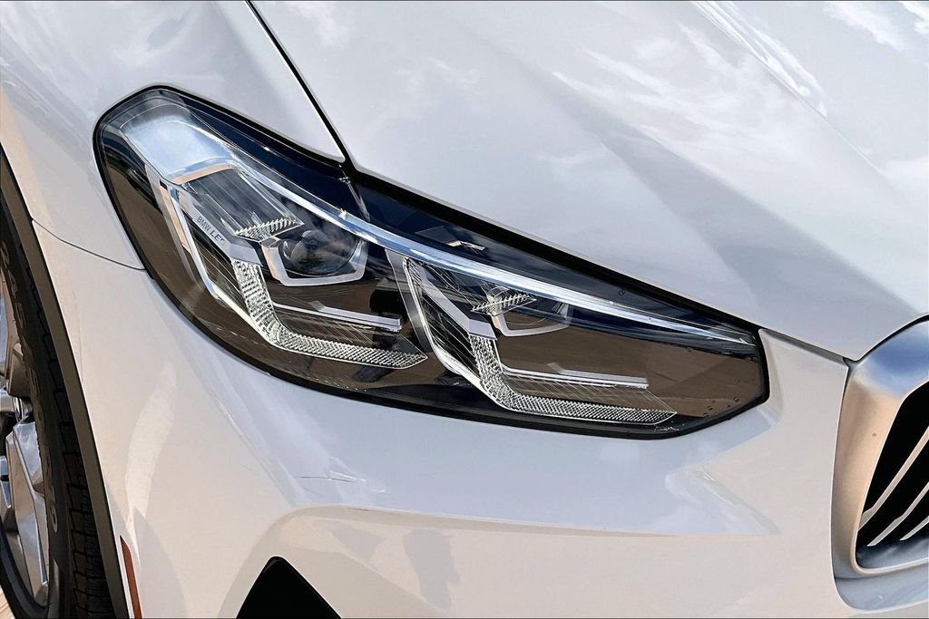 Used 2022 White BMW sDrive30i image 28