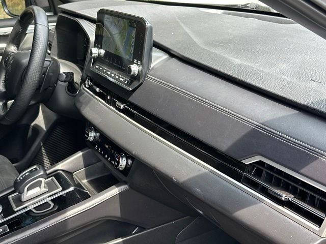 Used 2024 White Diamond Mitsubishi SE Black Edition image 30