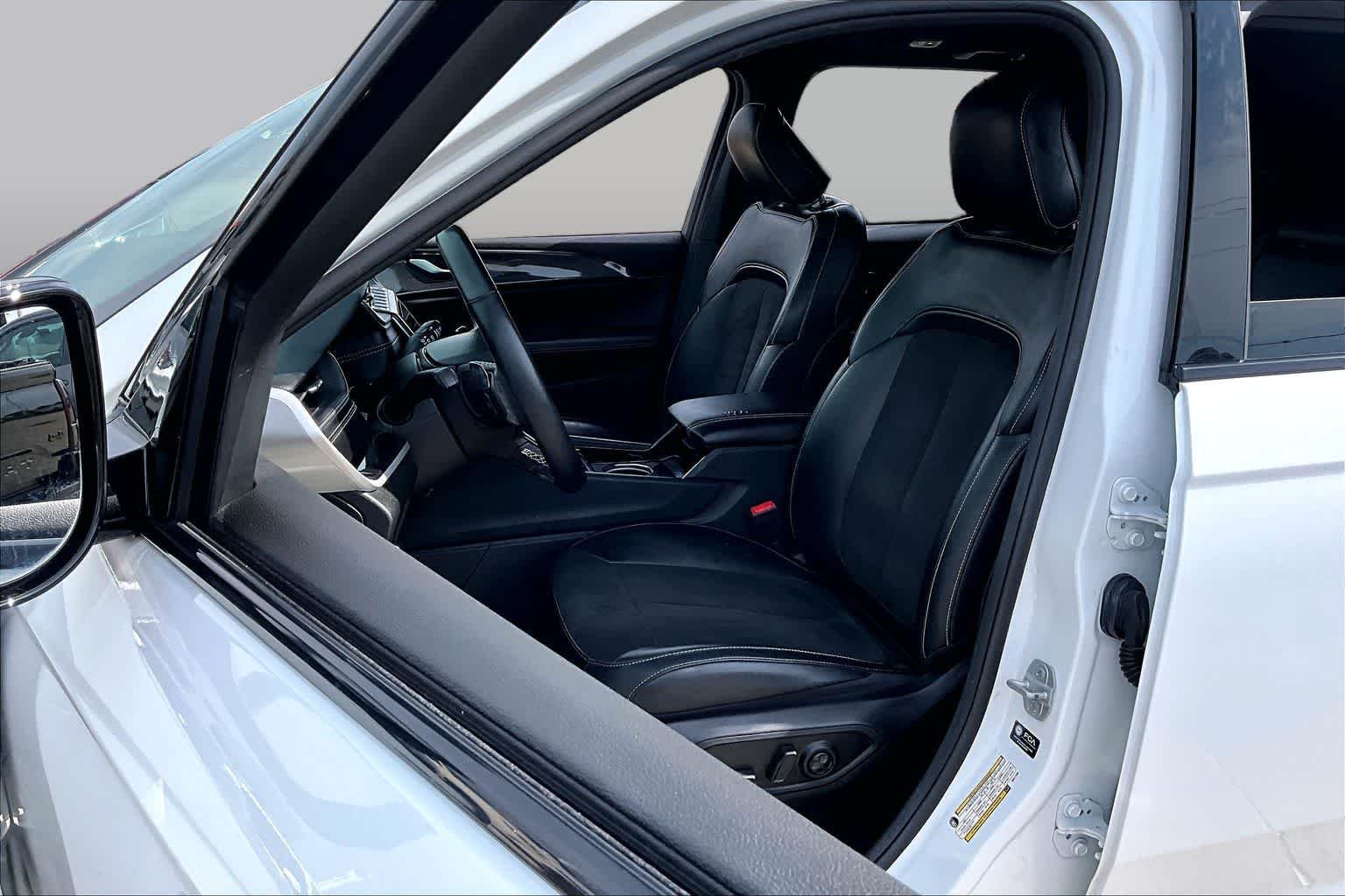 Used 2022 Bright White Clearcoat Jeep Altitude image 8
