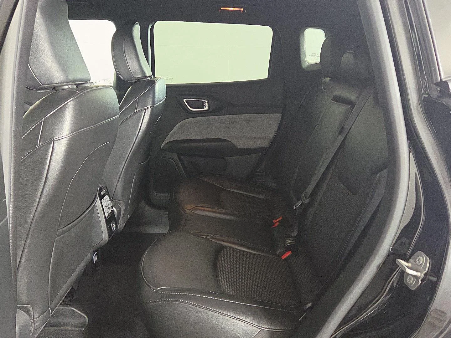 Used 2023 Diamond Black Crystal Pearlcoat Jeep Latitude image 25