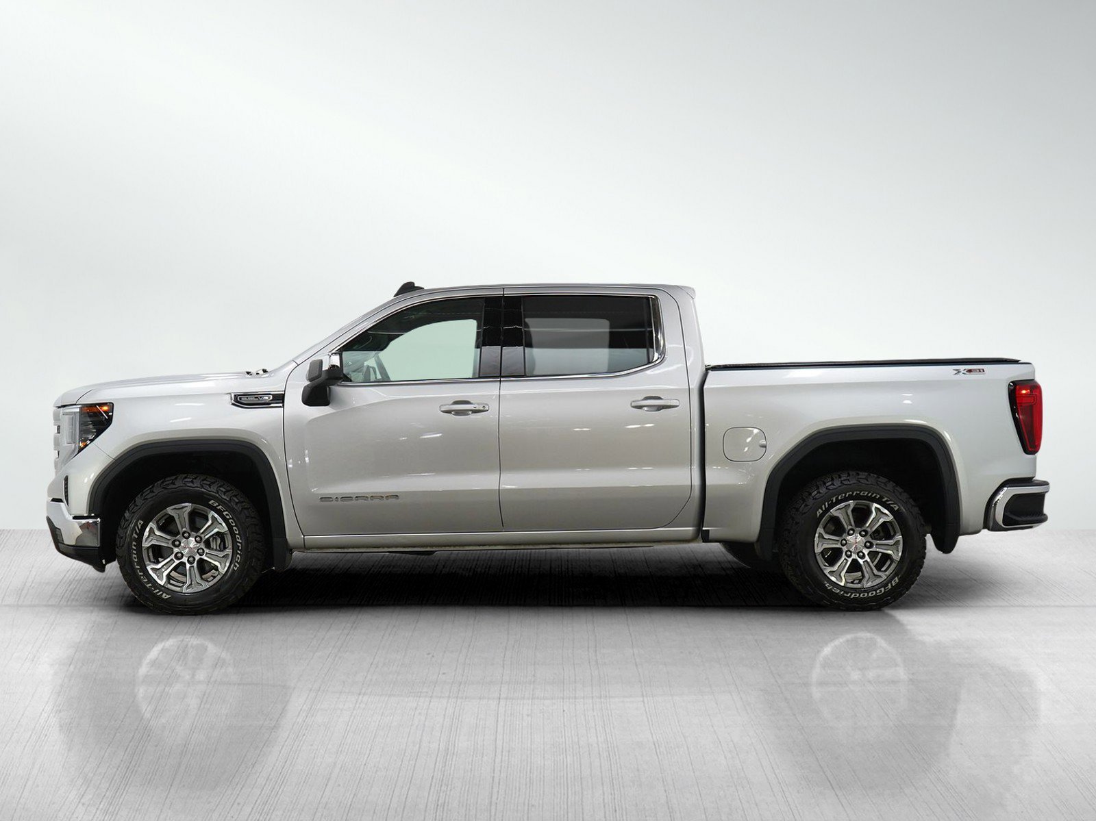 Used 2022 GMC Sierra 1500 SLE with VIN 3GTUUBED7NG600739 for sale in Roseville, Minnesota