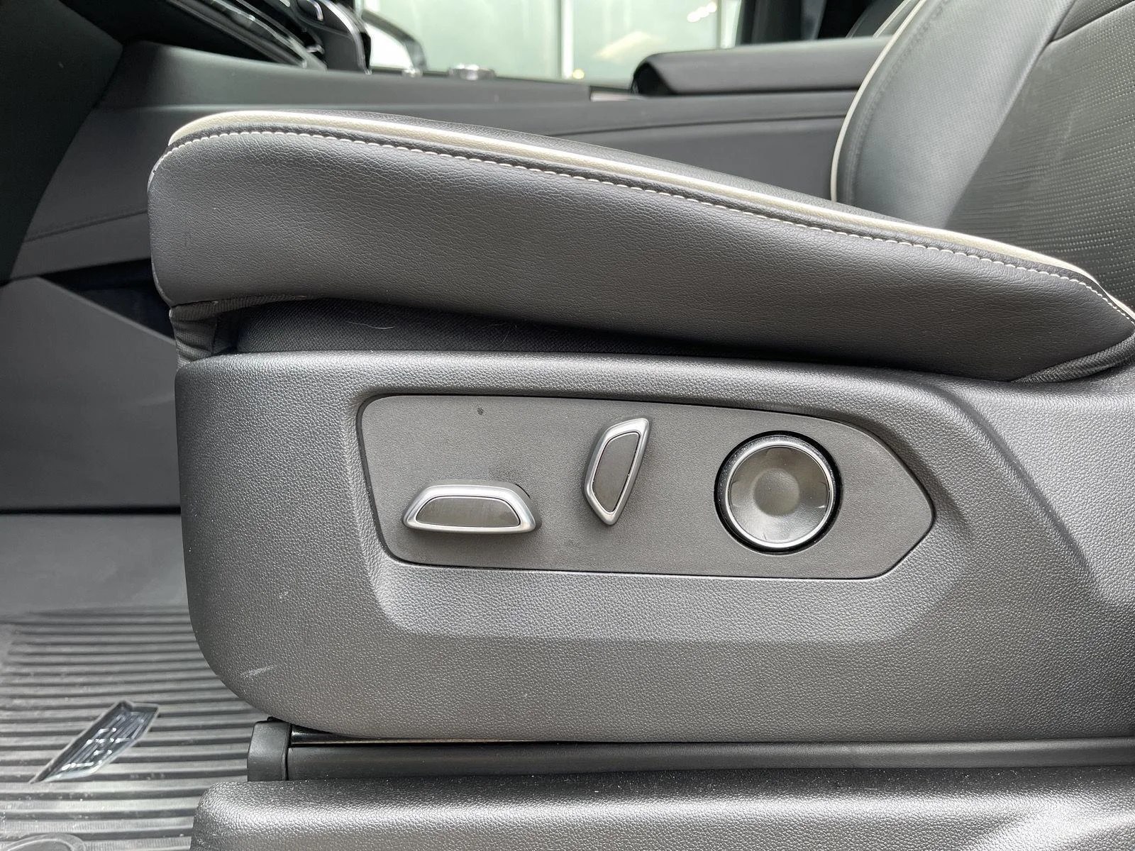 2024 Cadillac Escalade Premium Luxury - Photo 16