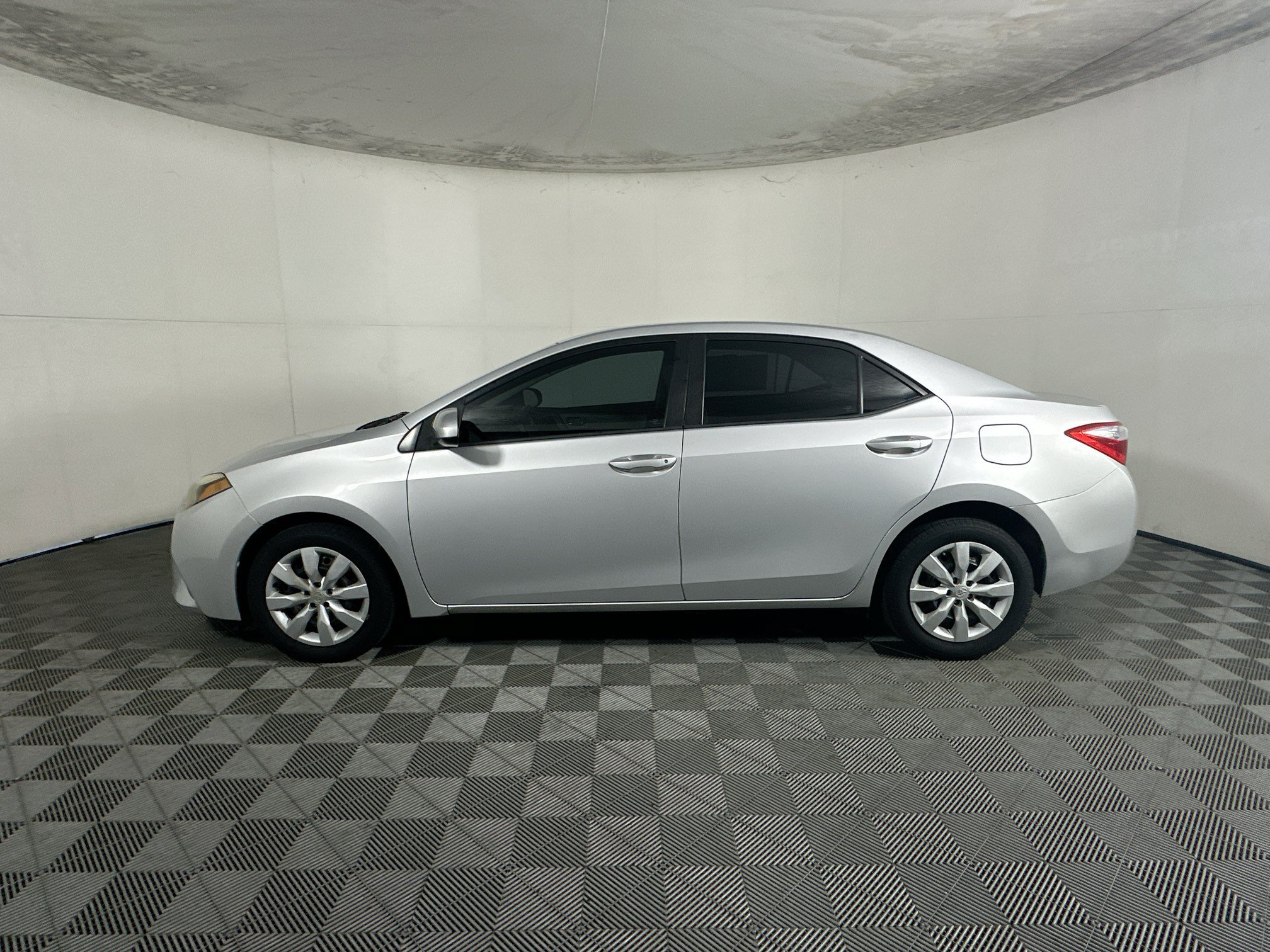Used 2015 Classic Silver Metallic Toyota LE image 6