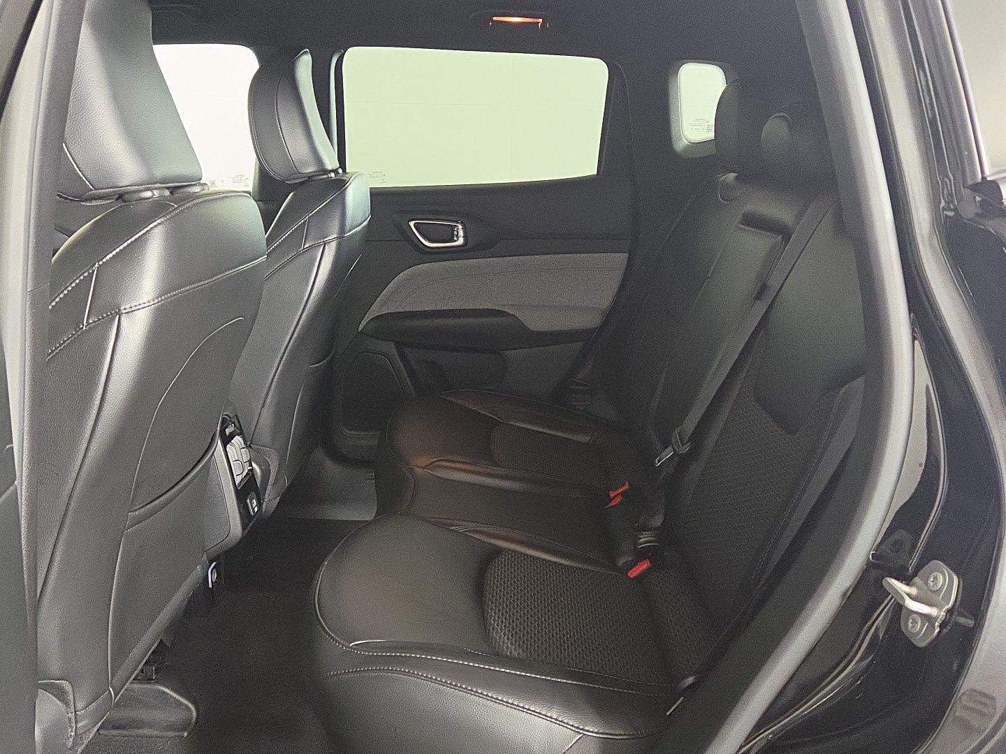Used 2023 Diamond Black Crystal Pearlcoat Jeep Latitude image 25