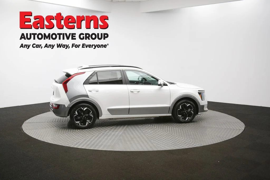Used 2023 White Kia Wave image 46