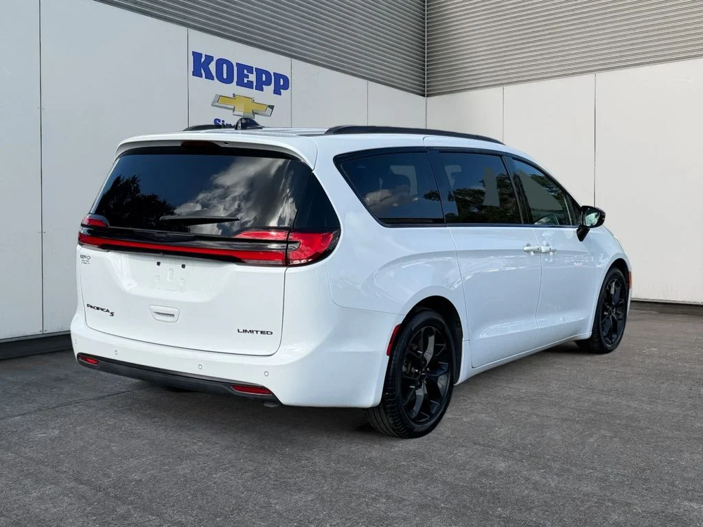 Used 2025 Bright White Clearcoat Chrysler Limited image 5