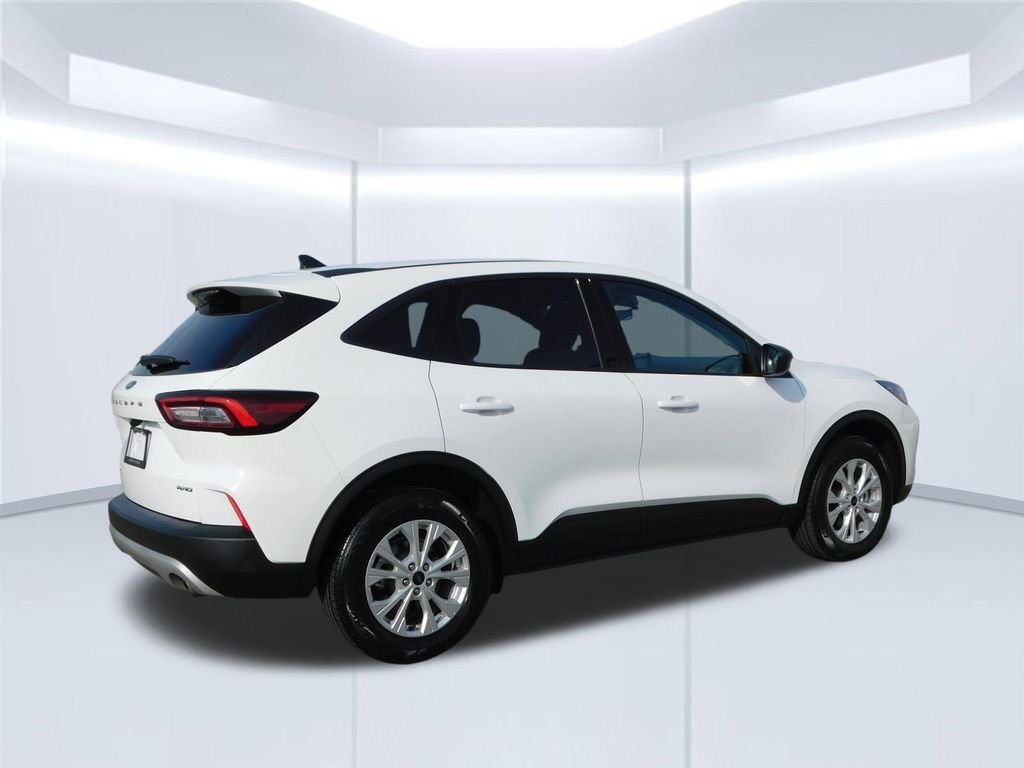 Used 2025 Oxford White Ford Active image 3