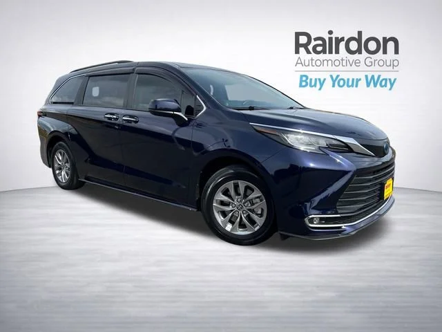 2022 Toyota Sienna XLE 8-Passenger Hybrid FWD's photo
