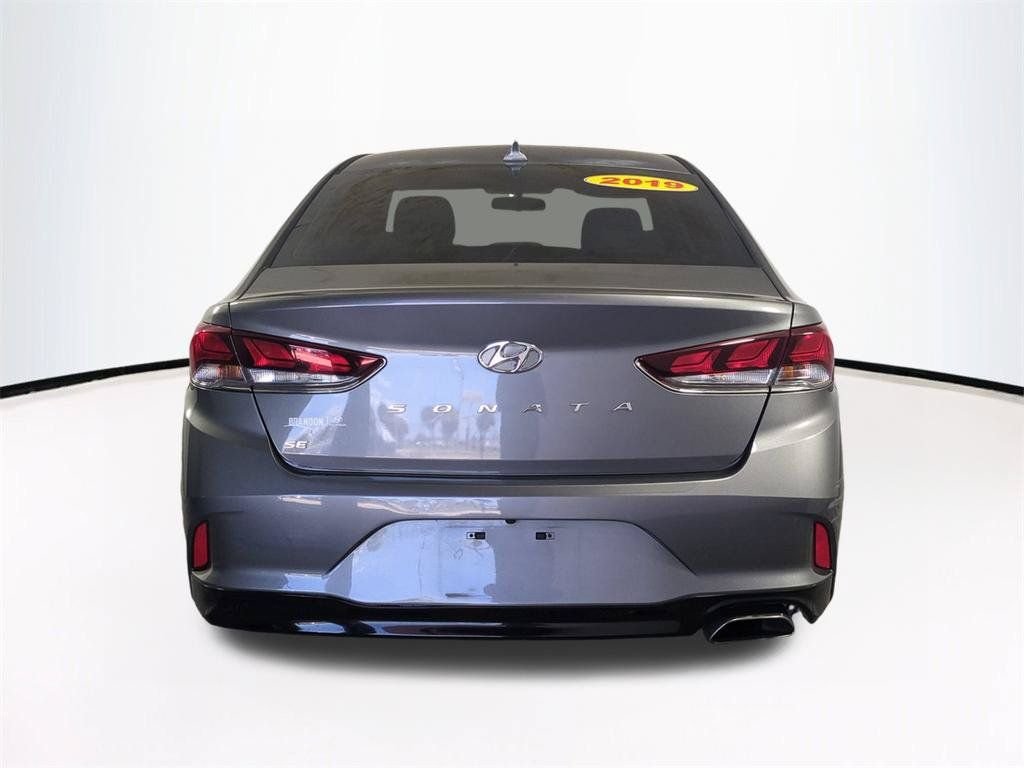 Used 2019 Gray Hyundai SE image 6