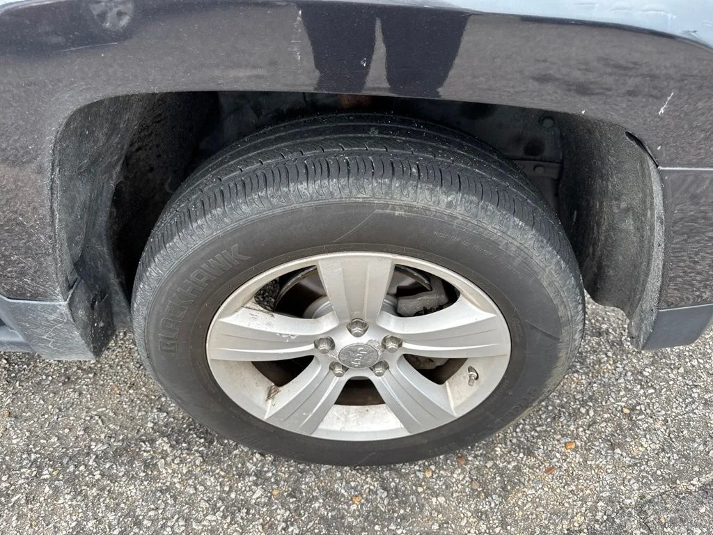 Used 2014 Gray Jeep Sport image 9