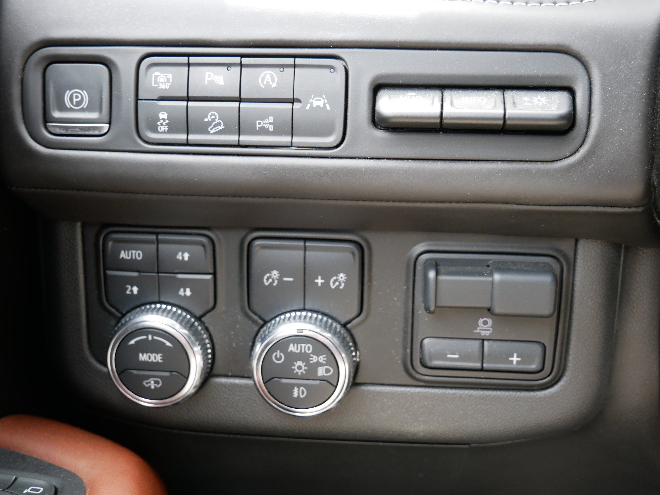 2024 GMC Yukon Denali Ultimate - Photo 28