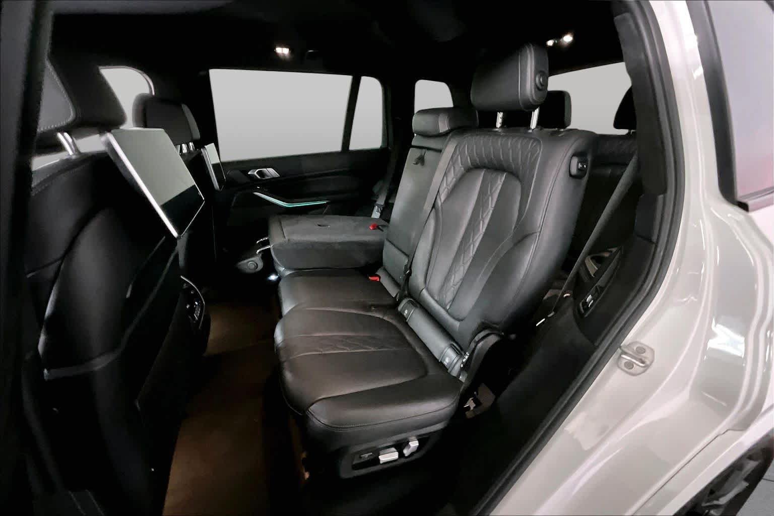 Used 2020 Alpine White BMW M50i image 21